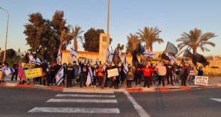 אמיר השכל בהפגנה בגדרה