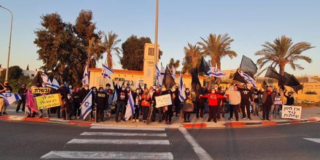 אמיר השכל בהפגנה בגדרה