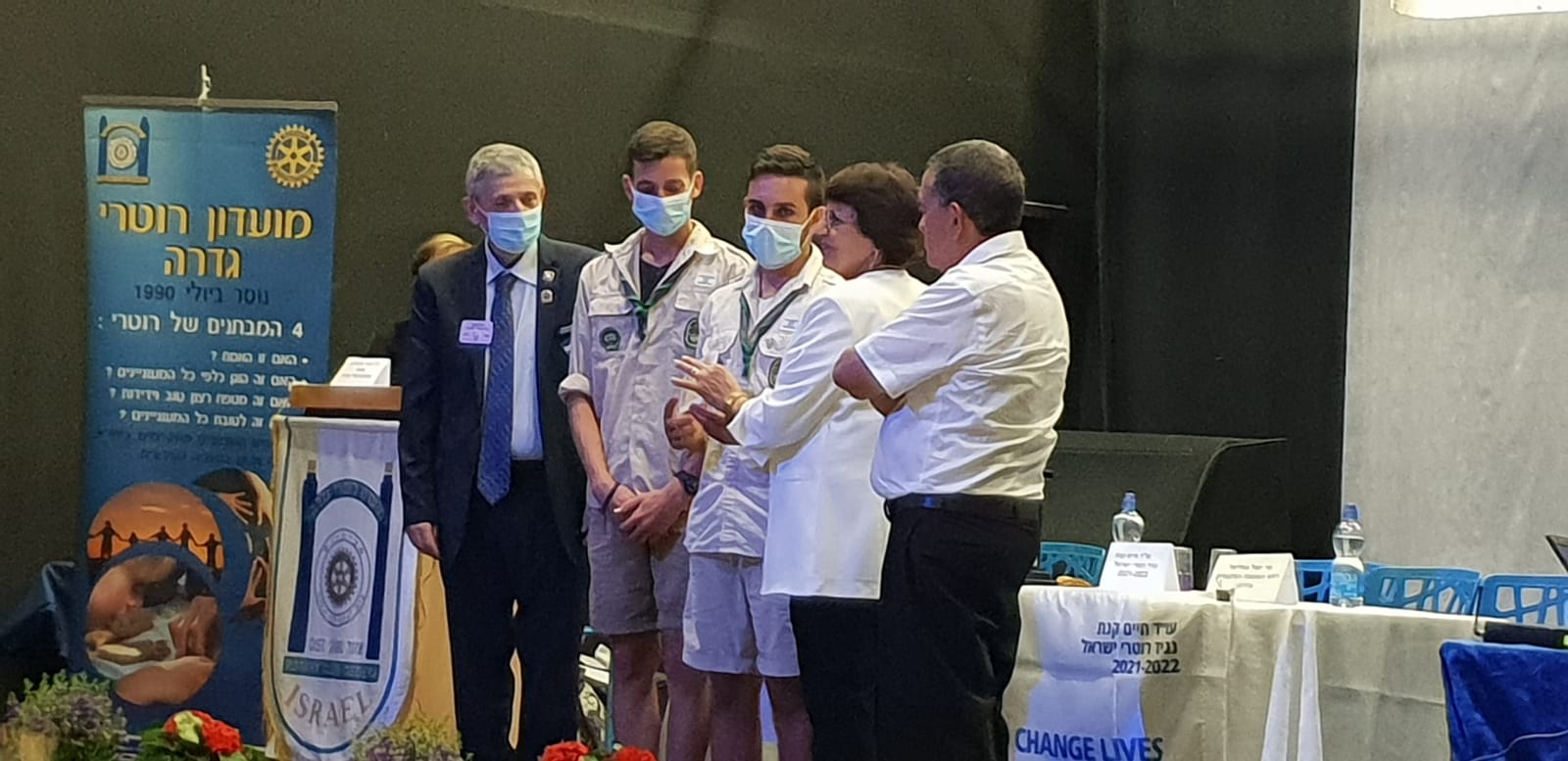 רוטרי מעניקים תעודה לצופים