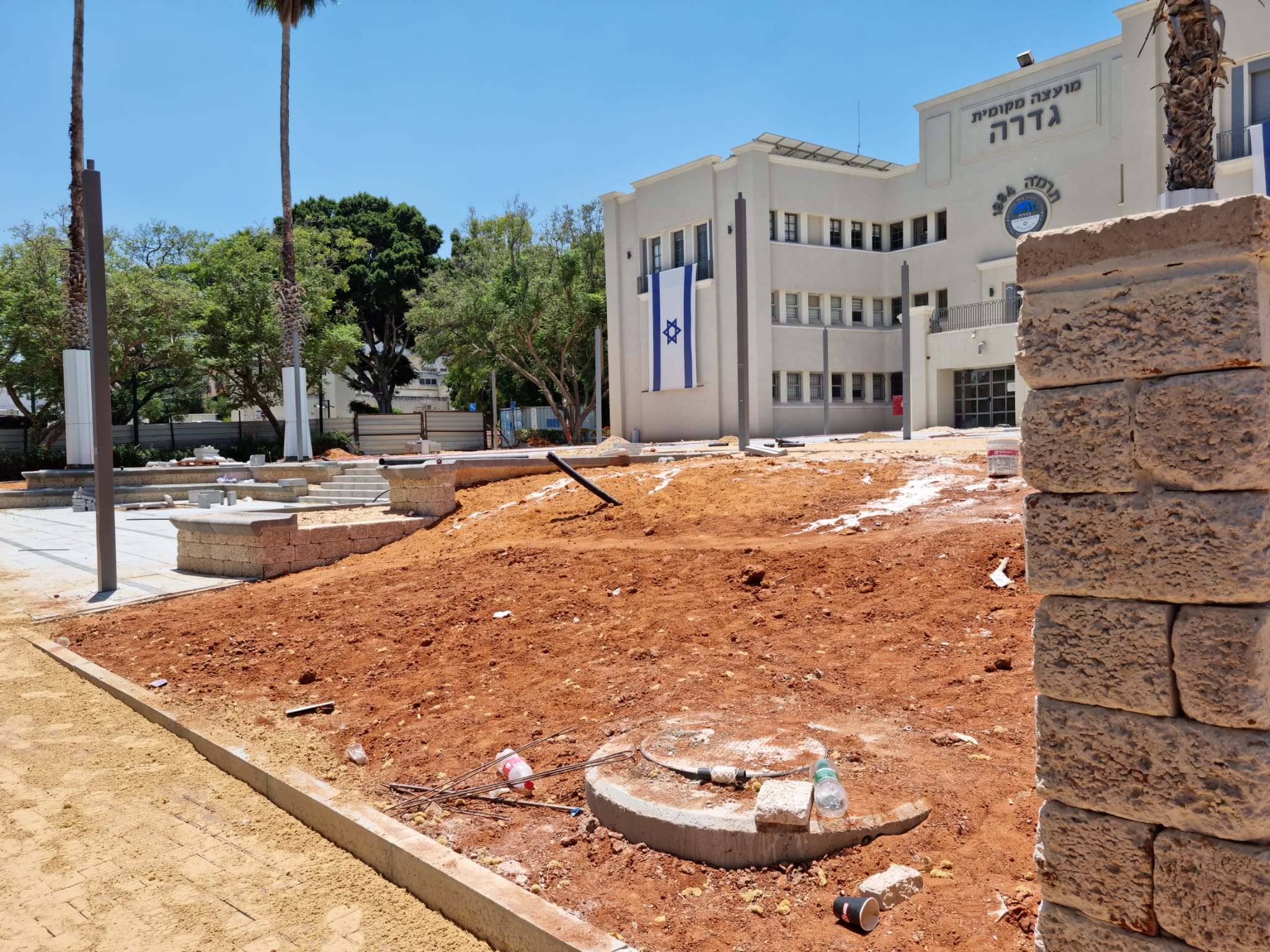 שיפוץ רחבת המועצה