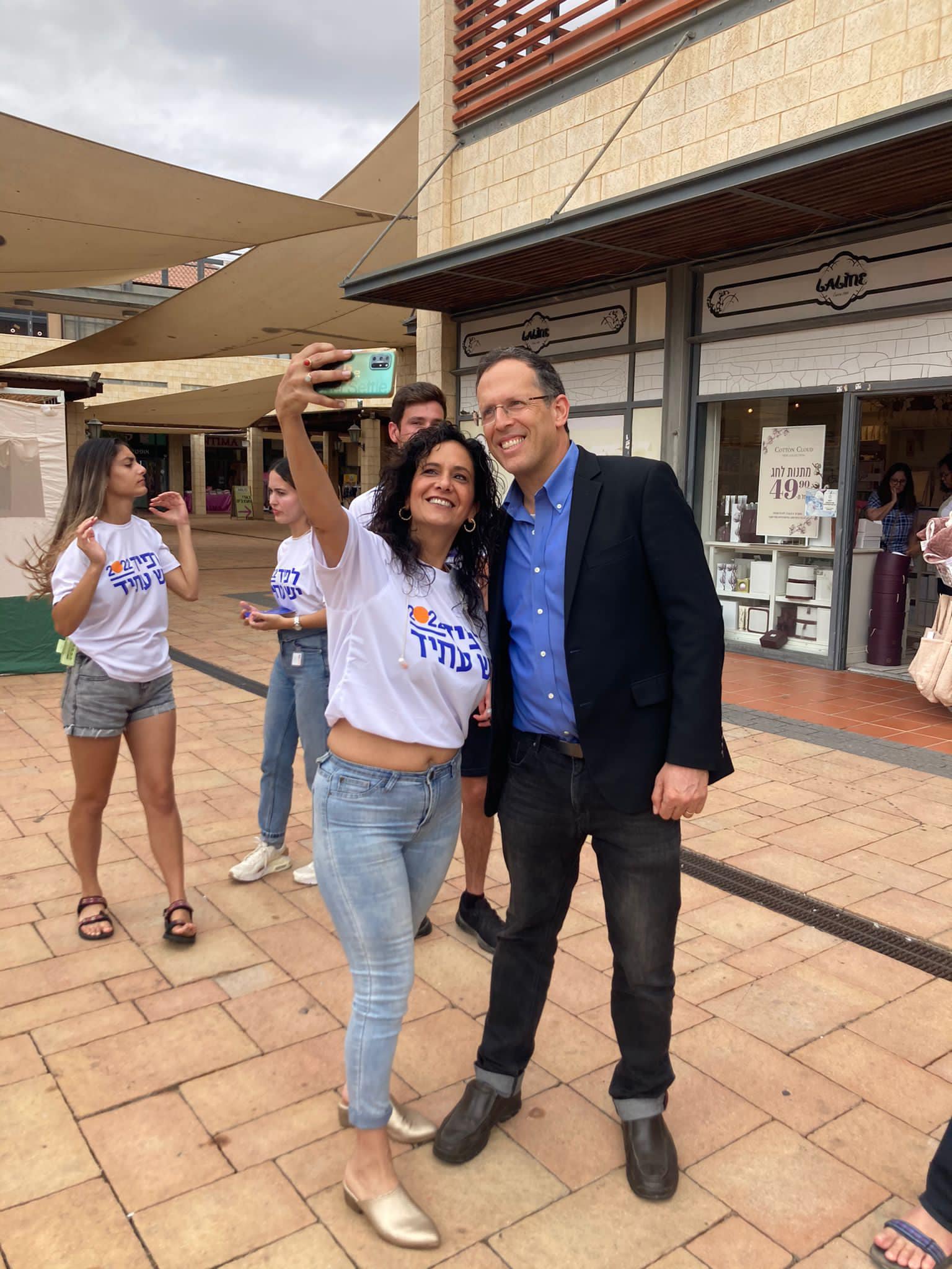 קינלי בגדרה