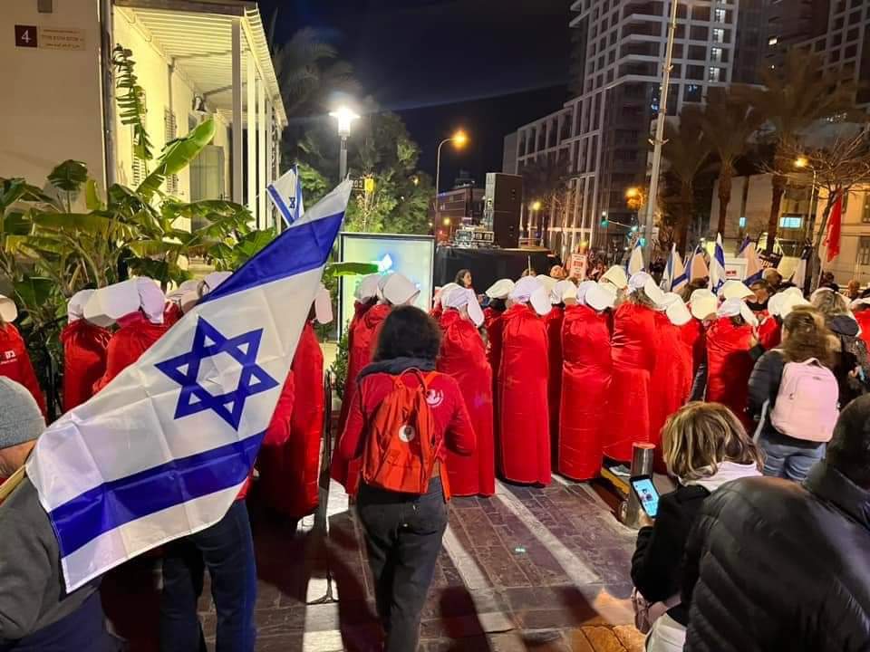 סיפרה של שפחה בהפגנה 