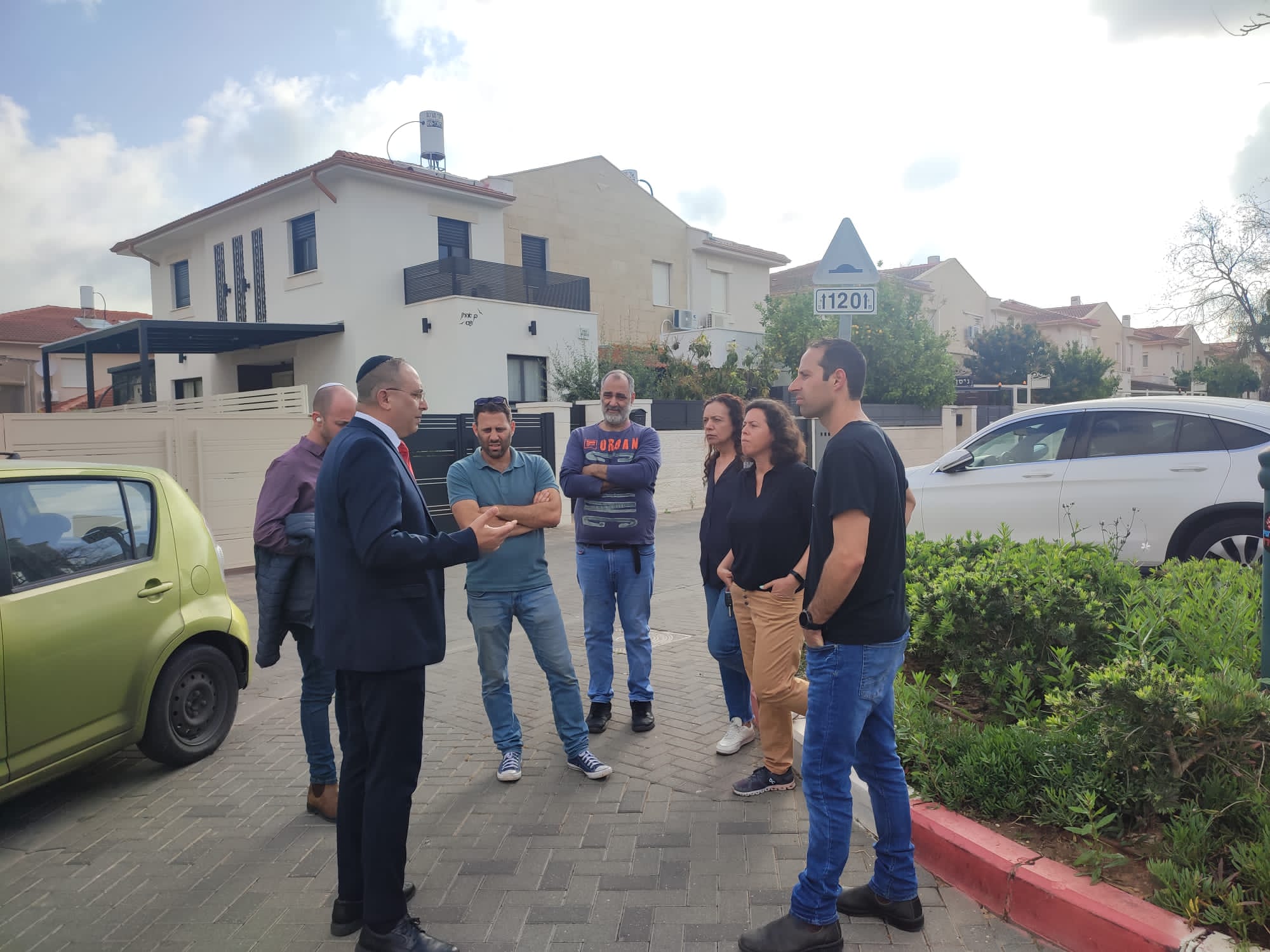 מחוץ לביתו של רביבו