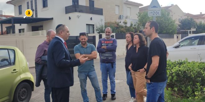 מחוץ לבית רביבו