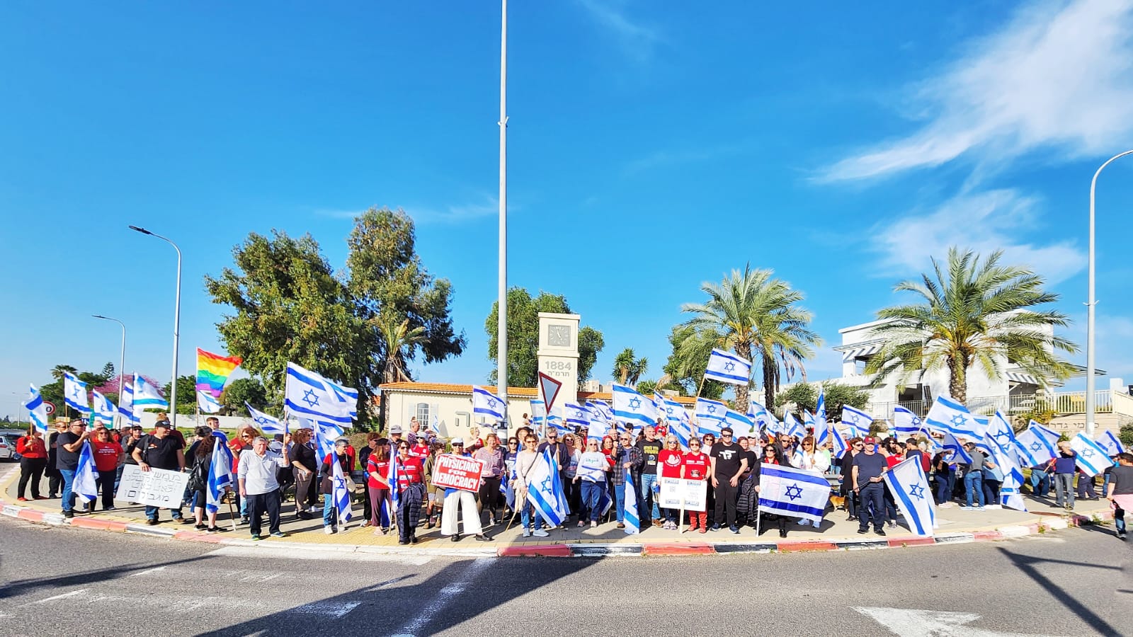 מפגינים בגדרה הפגנה בצומת