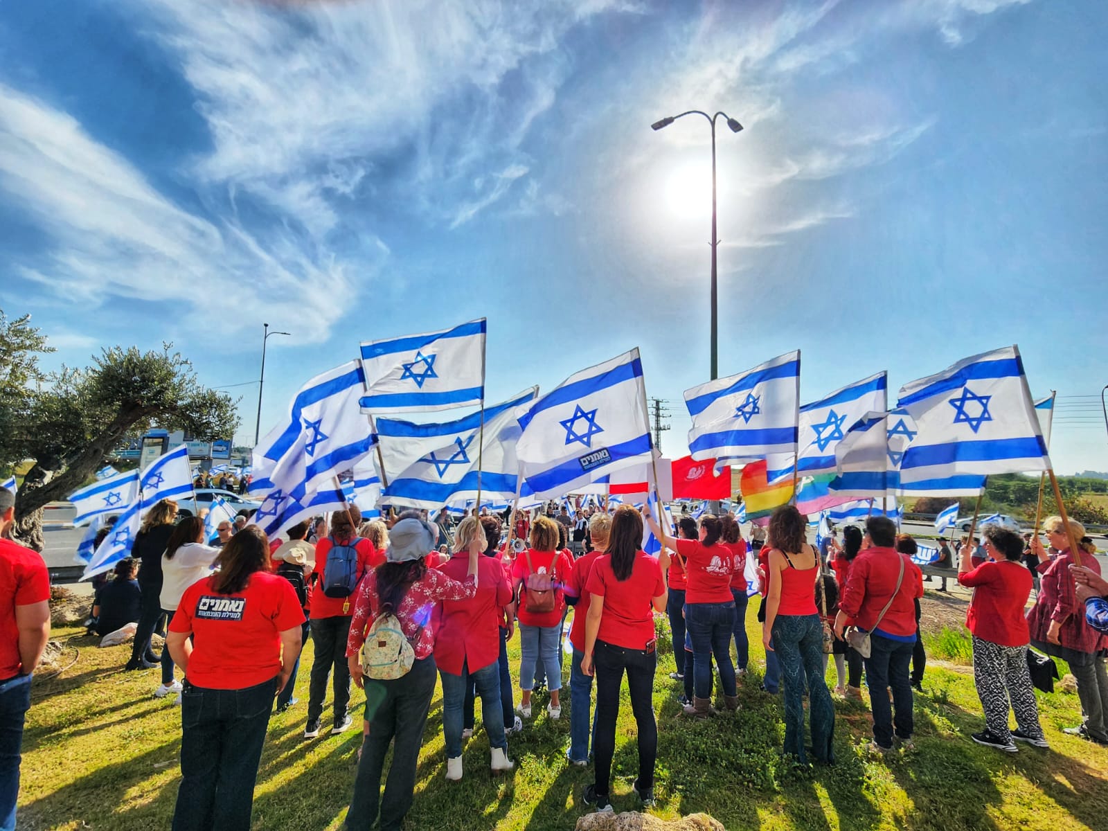 מפגינים בגדרה הפגנה בצומת