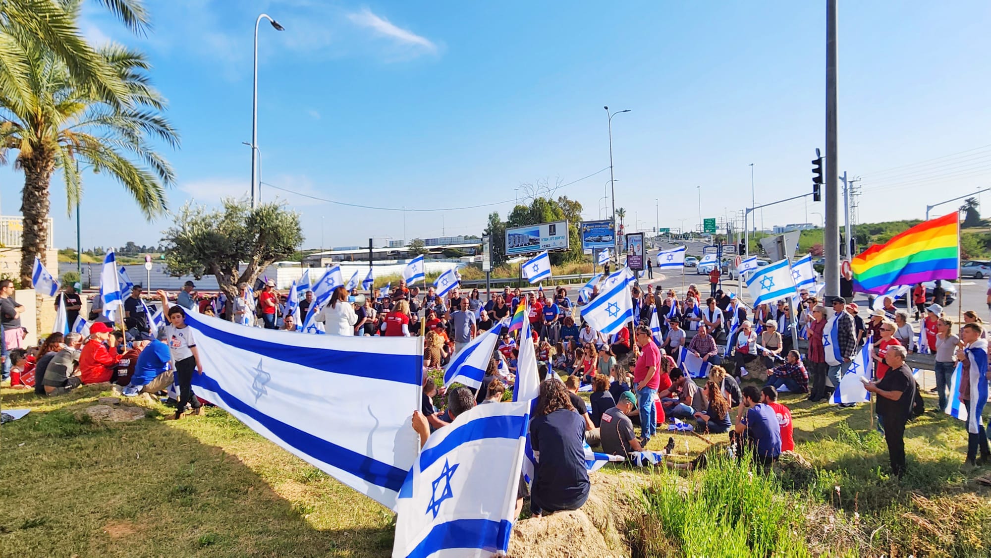 מפגינים בגדרה הפגנה בצומת 