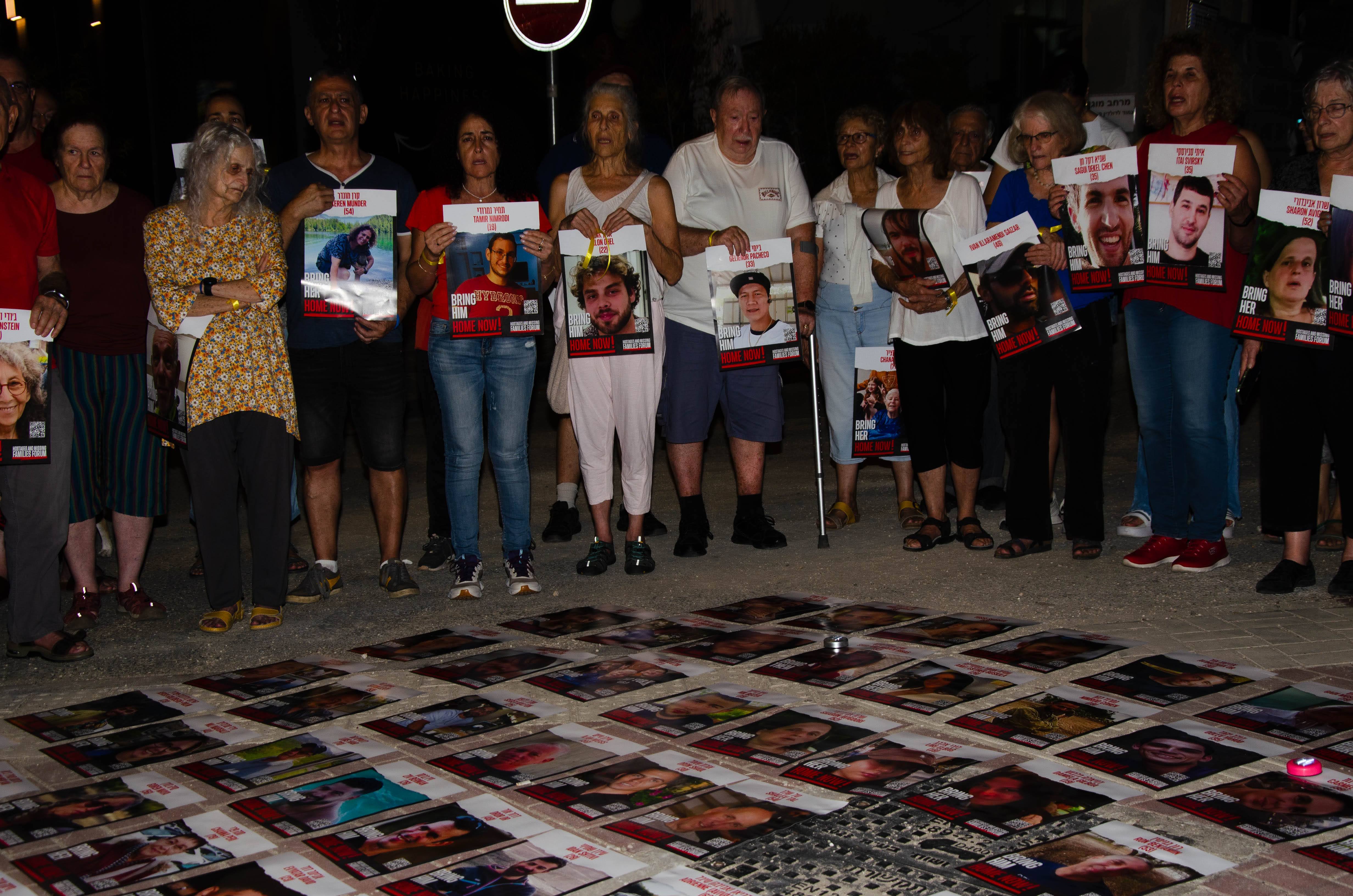 גדרה לצד החטופים 