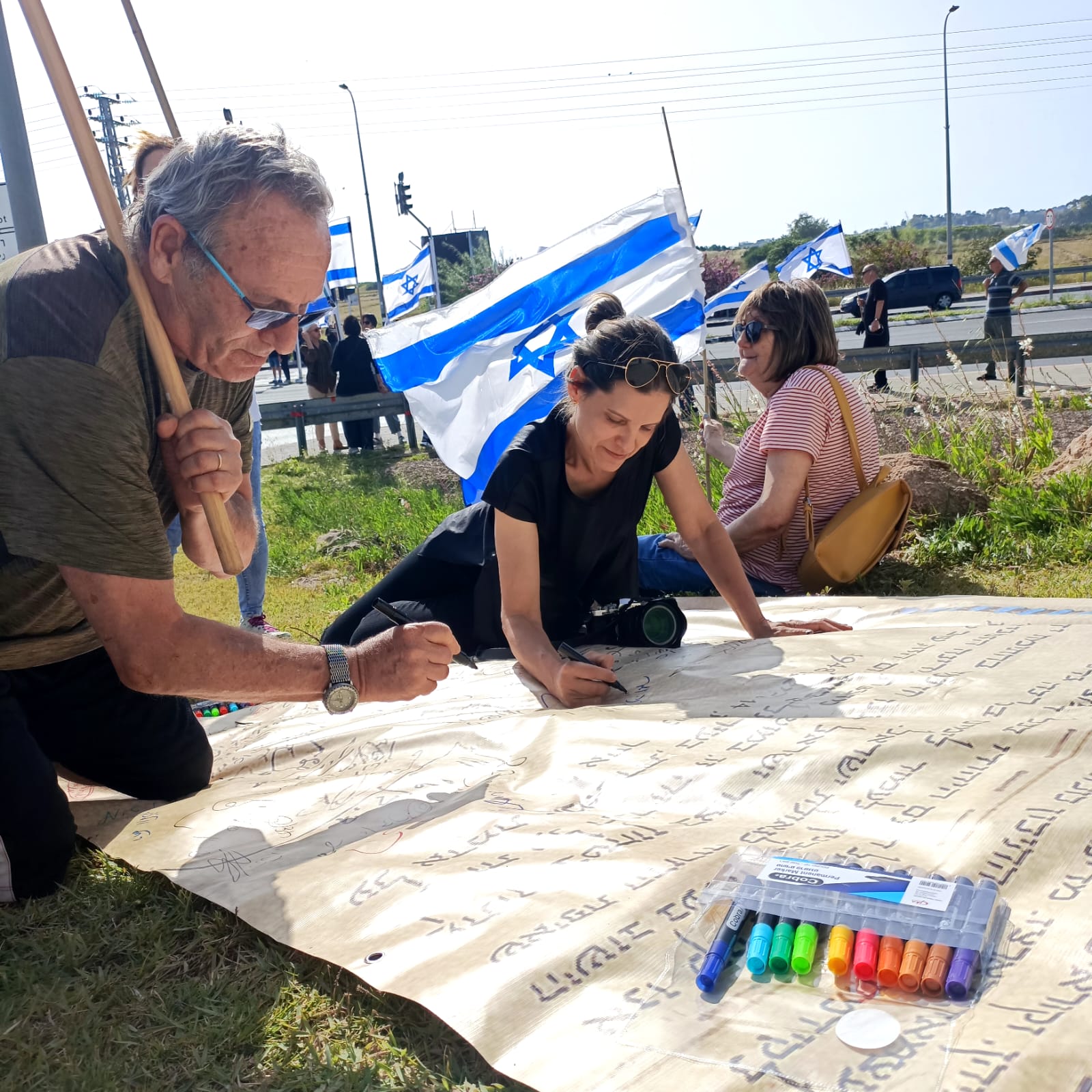 חותמים על המגילה