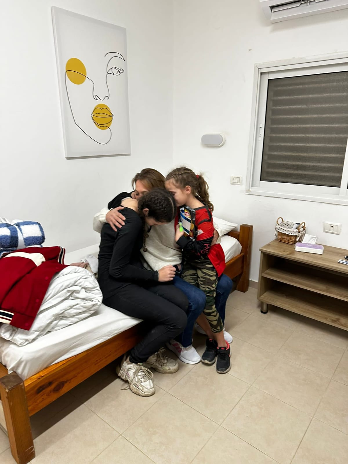 דפנה ואלה משוחררות 