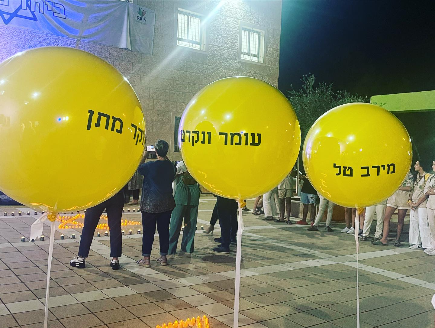 בתקווה לשוב החטופים 