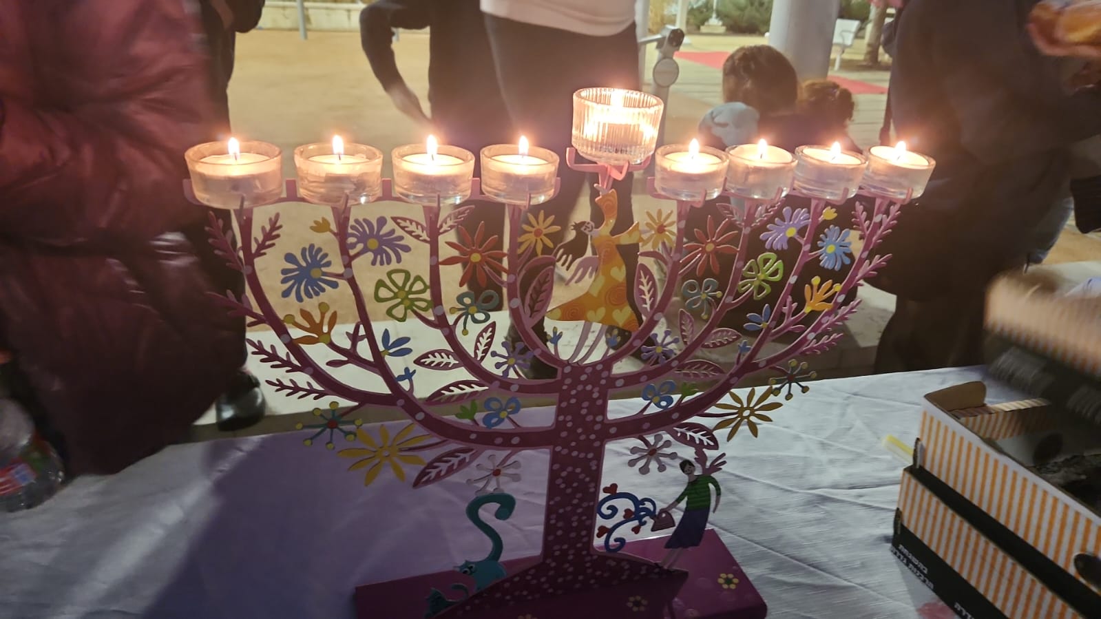 פינטו מדליק חנוכיה בספורטק