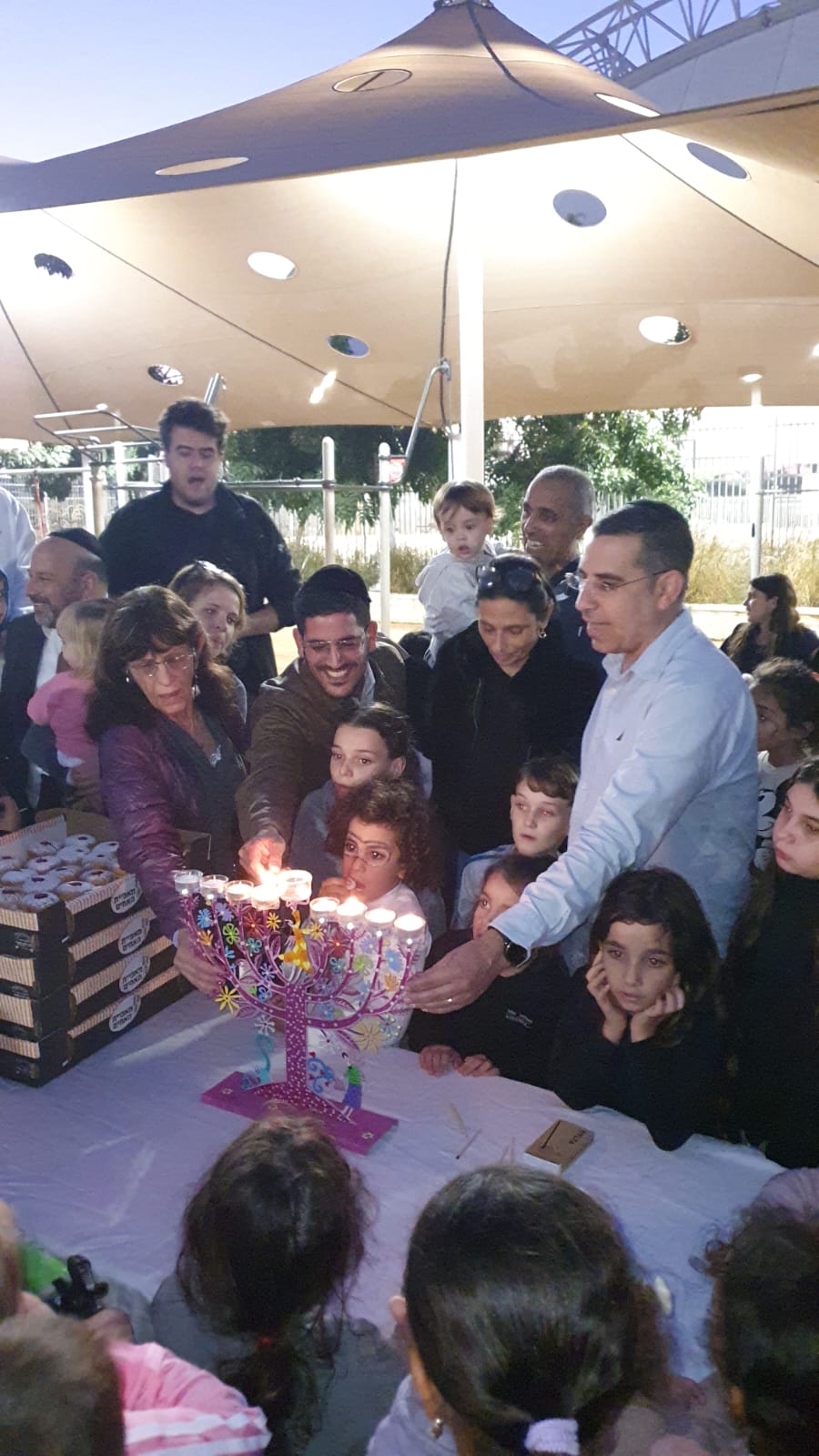 פינטו מדליק חנוכיה בספורטק