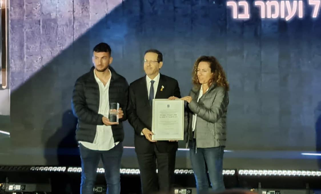 אות גבורה אזרחית ליאון בר
