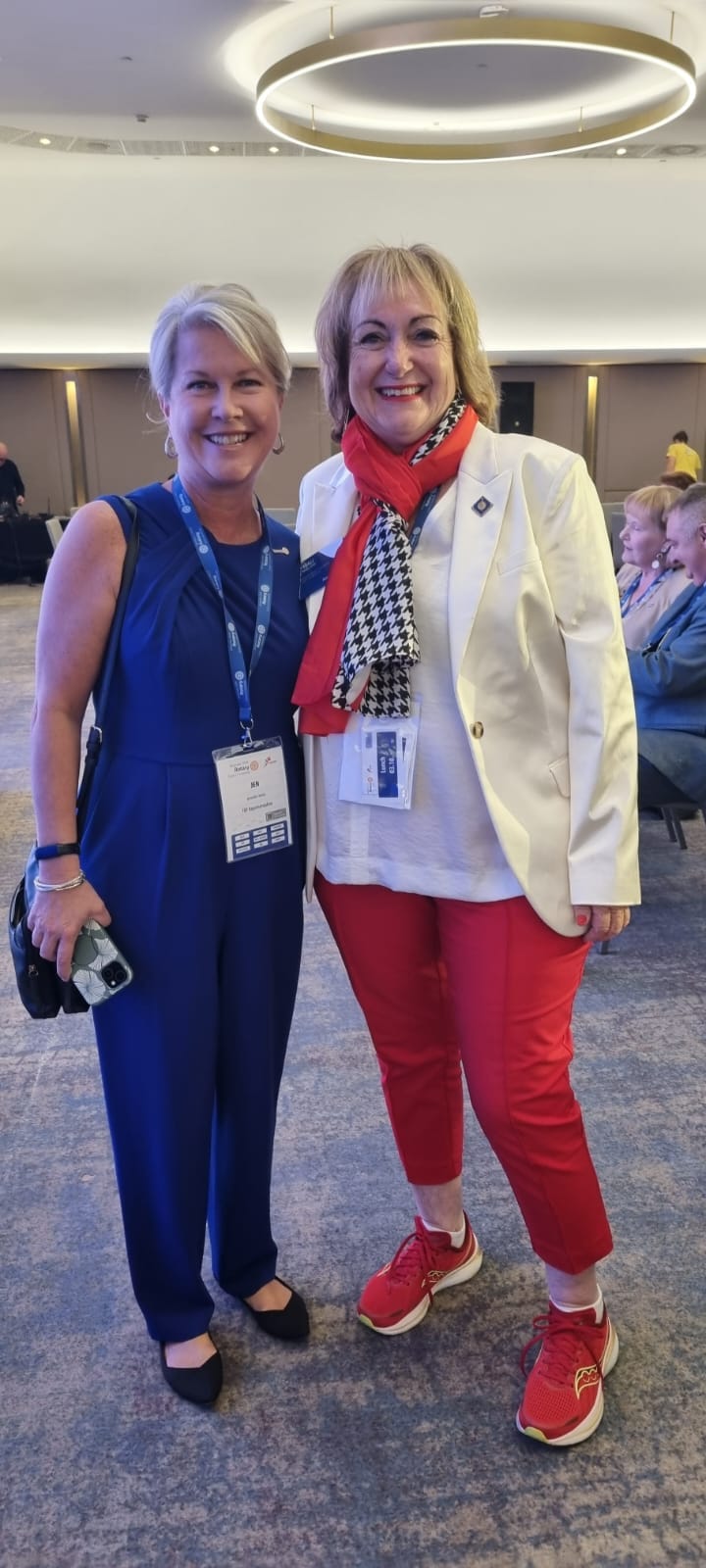 עם גניפר גונס