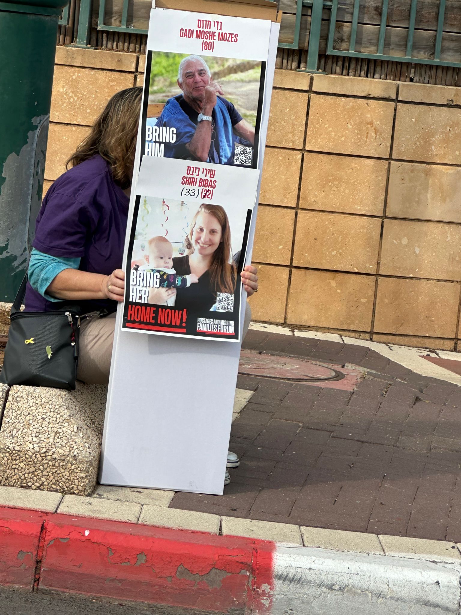 תמונתו של גדי מול בית הכנסת של רביבו