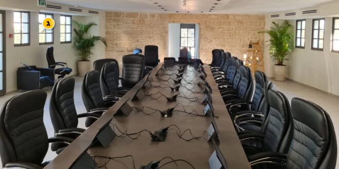 חדר הדיונים