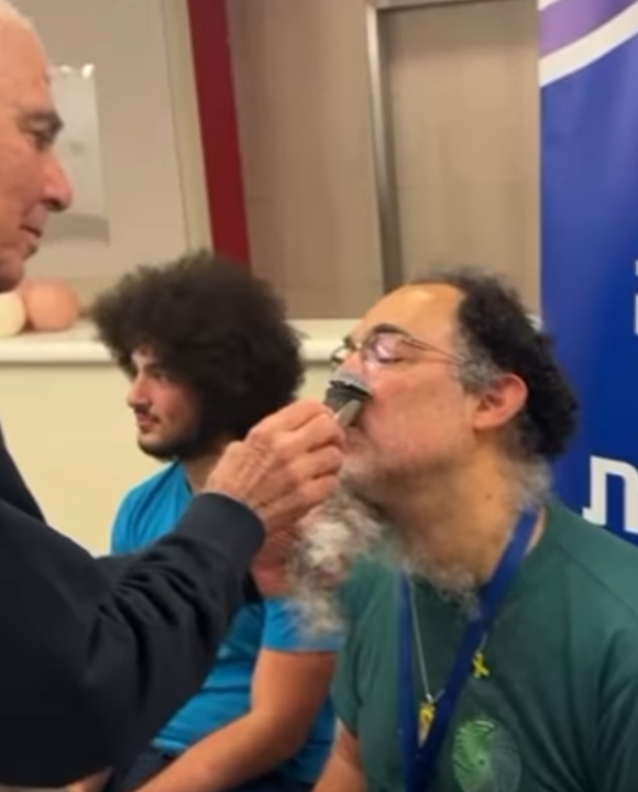 גדי מגלח את יאיר