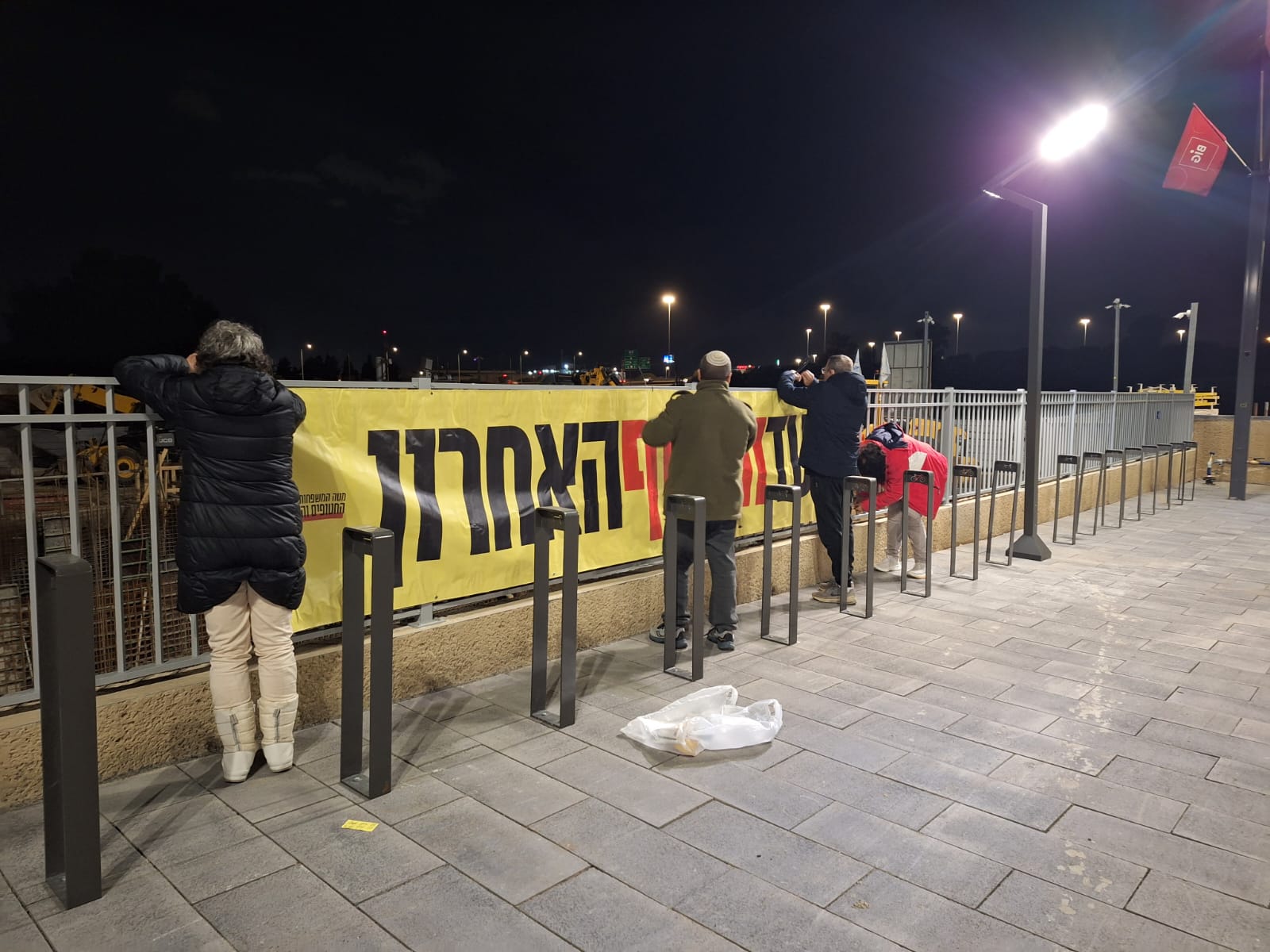 שלטי חטופים בביג