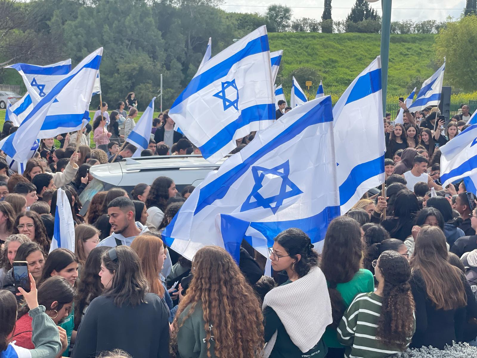 עומר חזר