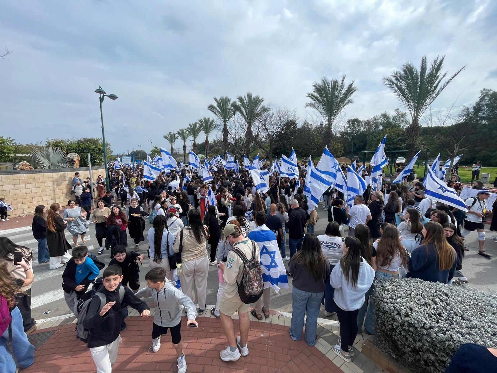 עומר חזר