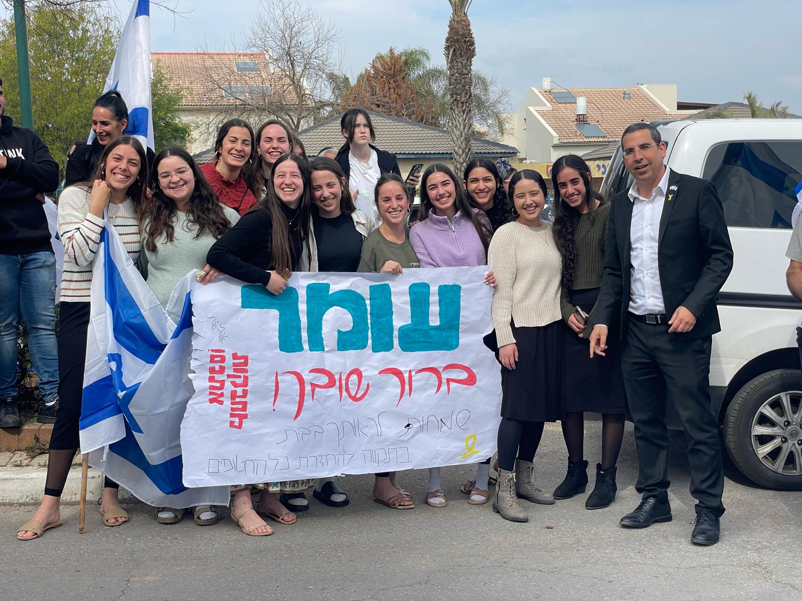 עומר חזר