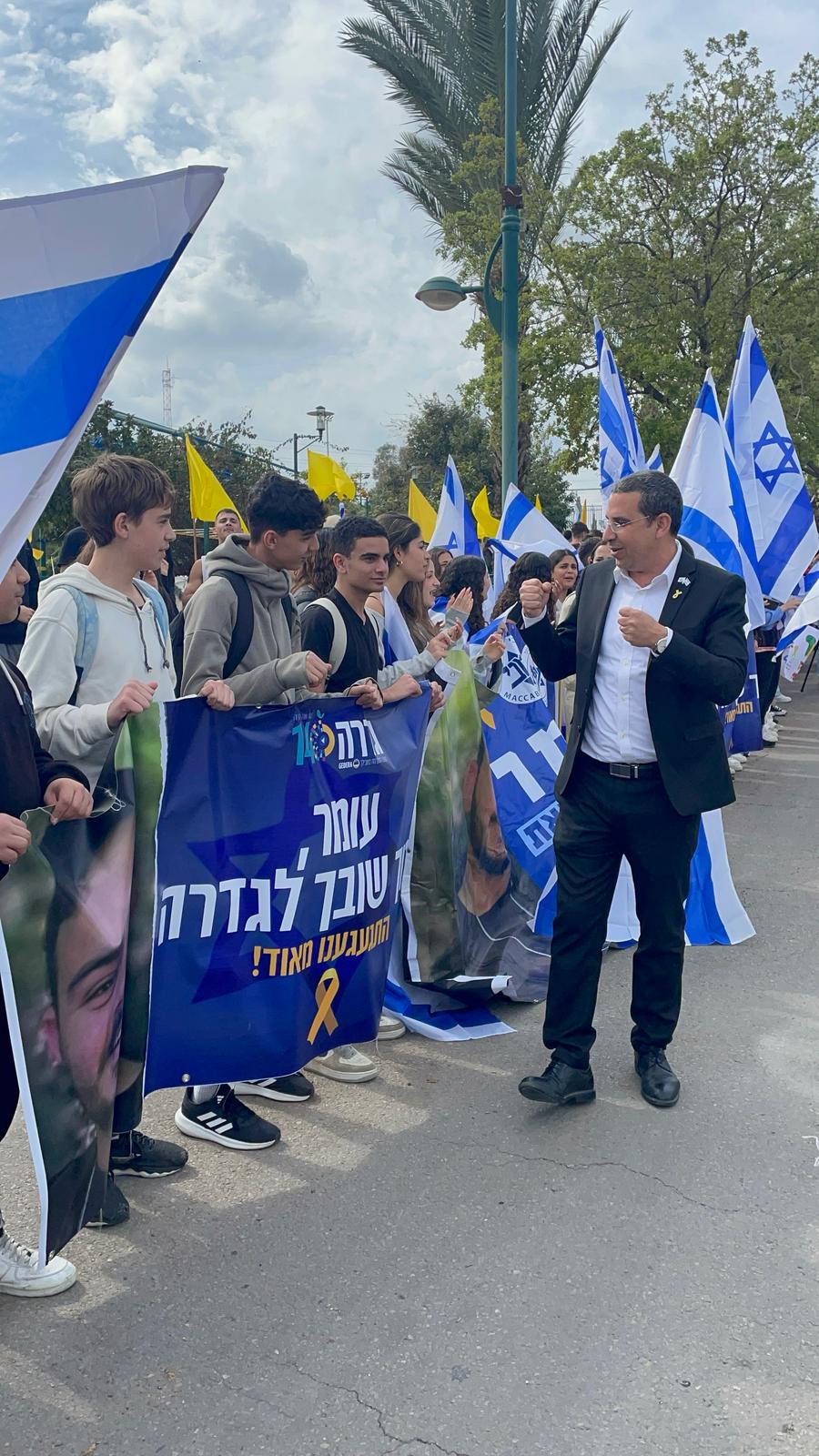 עומר חזר