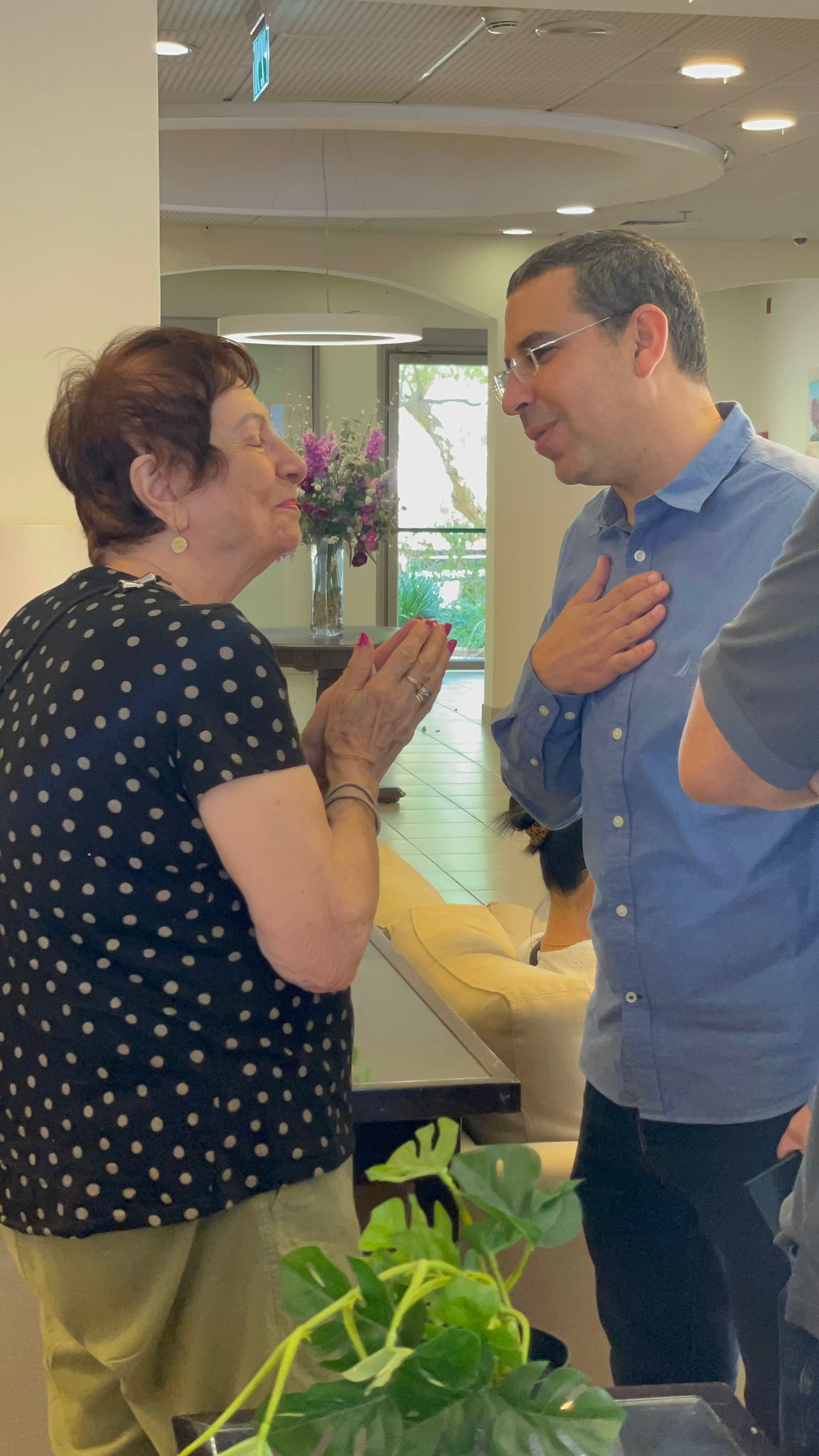 סהר פינטו עם דיירת ותיקה