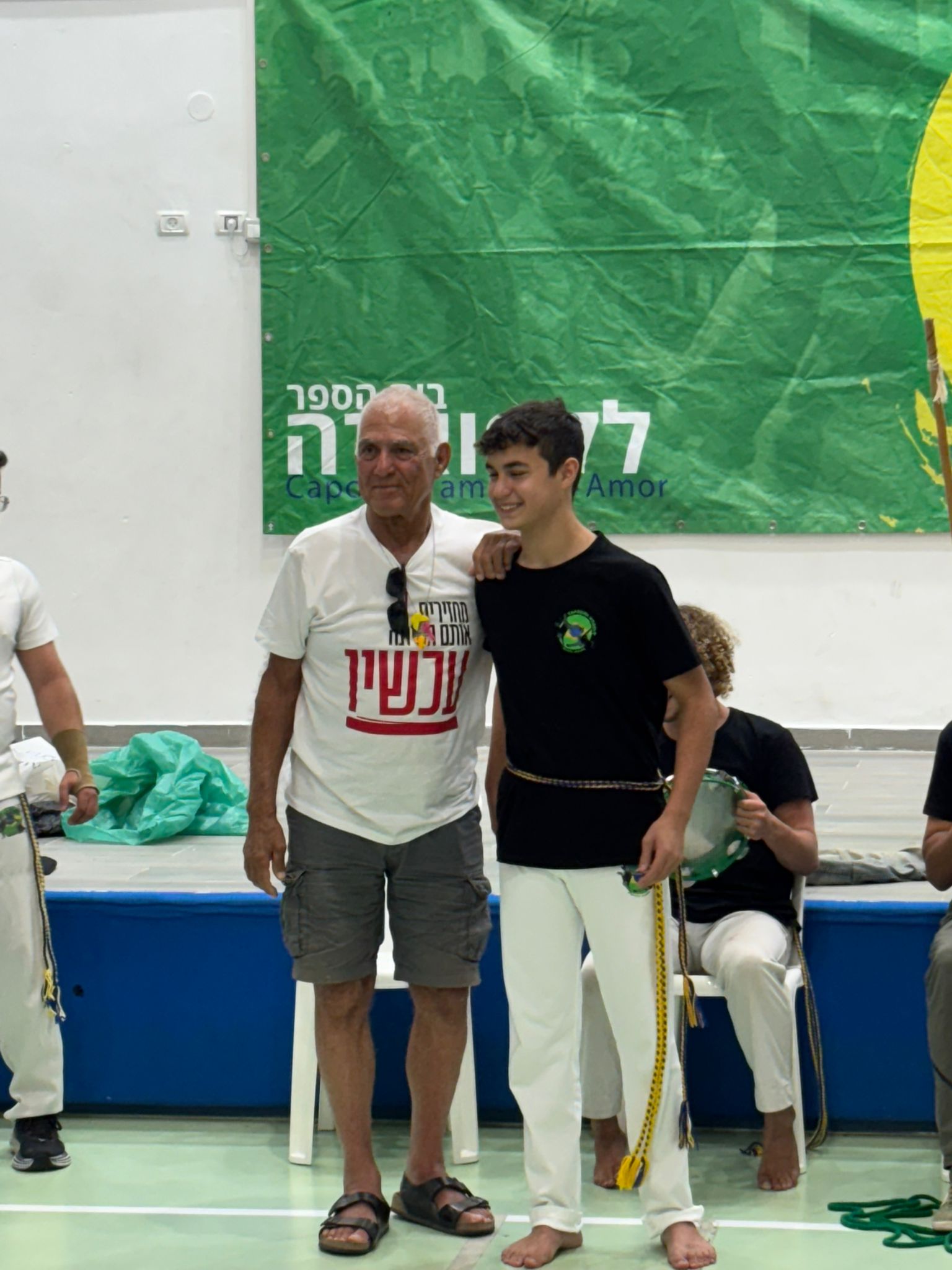 גדי מוזס מעניק חגורה שחורה