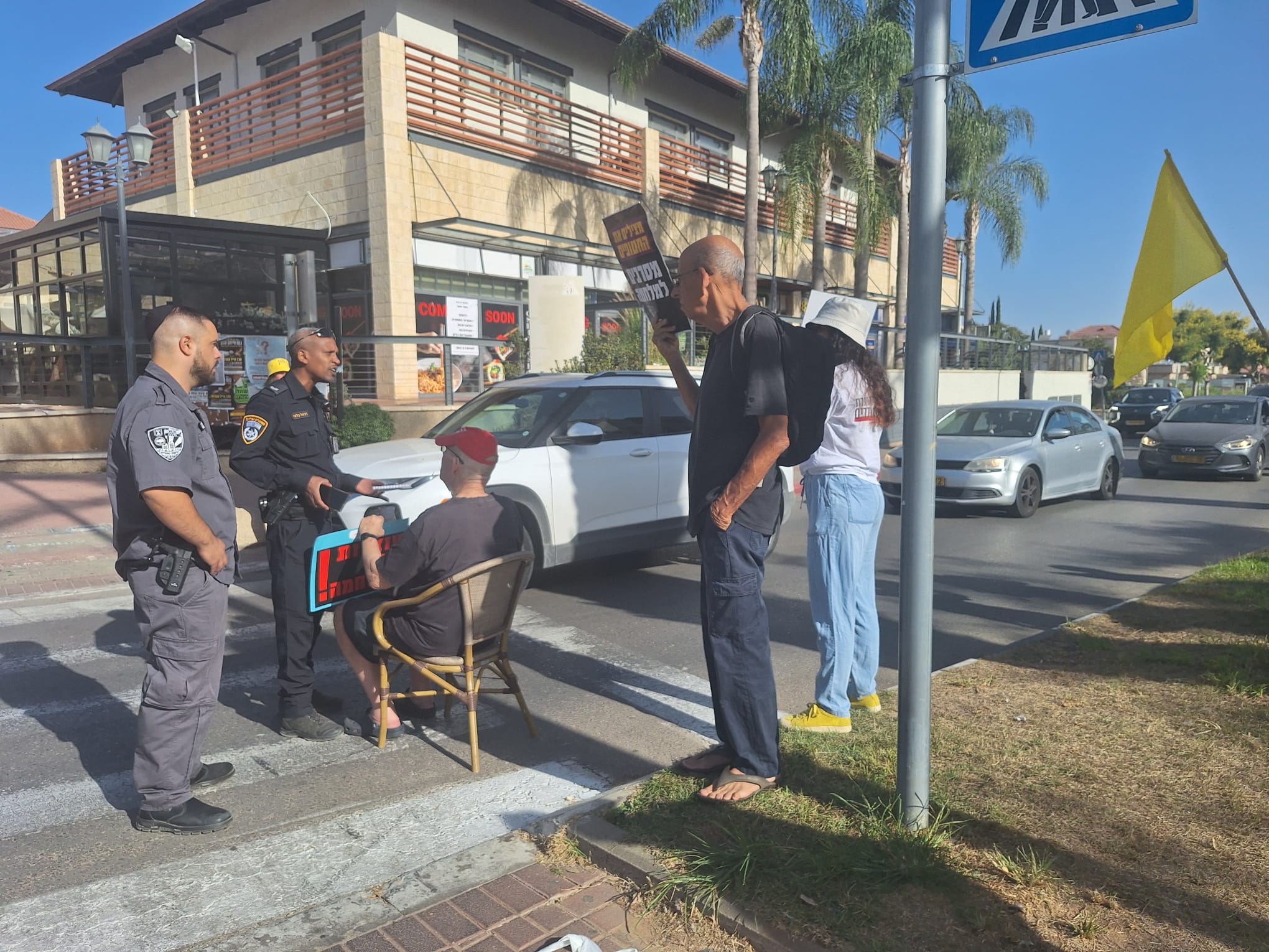 בני קוטין יושב על המעבר חציה 