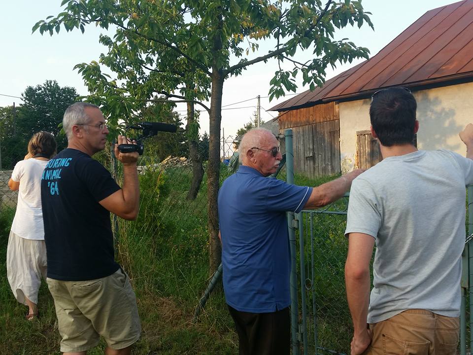 מנשה עברי מאתר את ביתו בסלובקיה