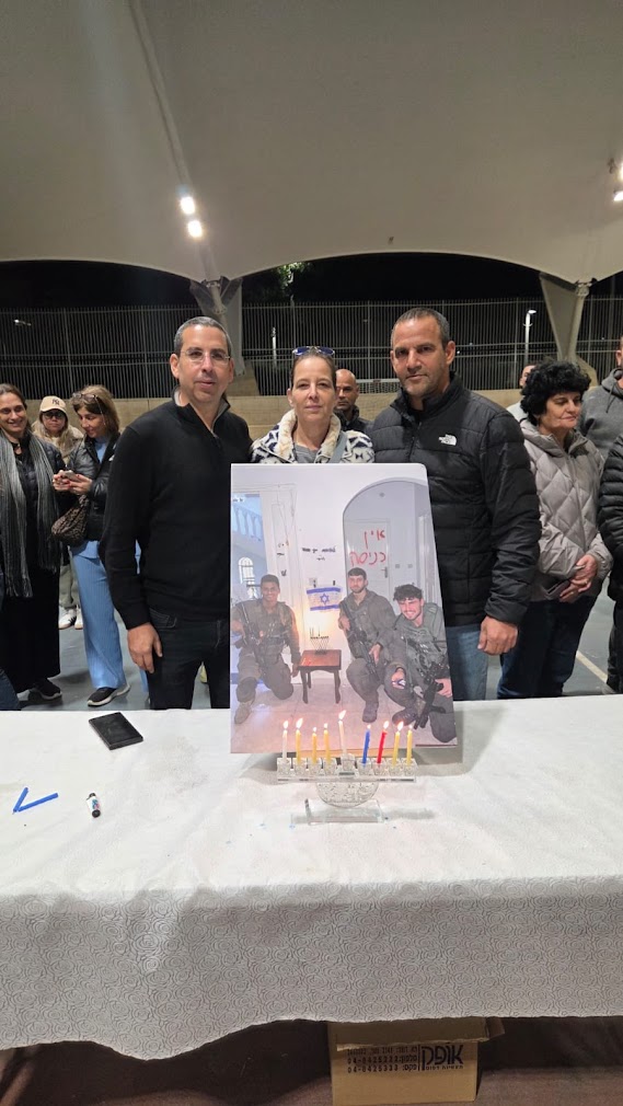 עם כרזת ליאב אלוש