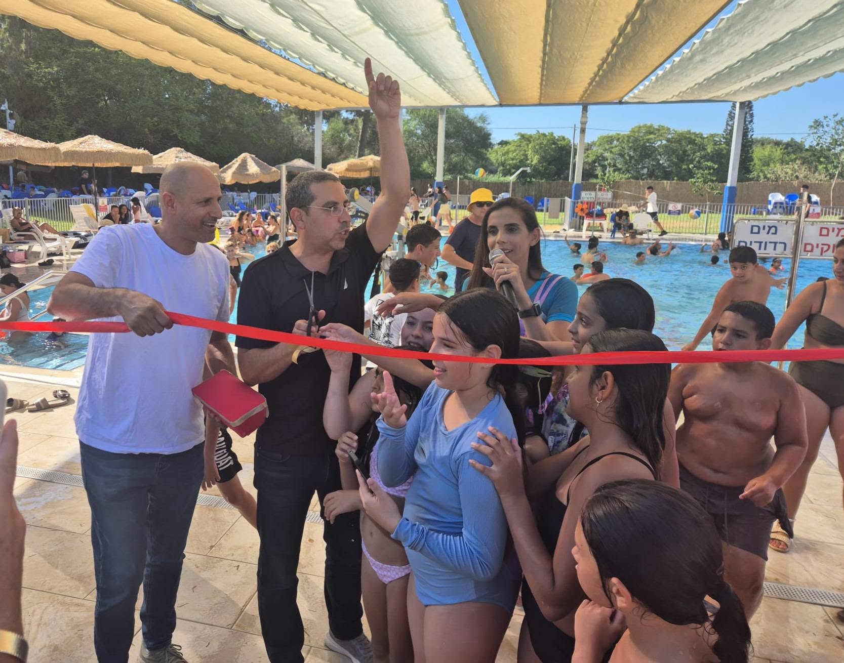 סהר ותומר גוזרים סטר בבריכה