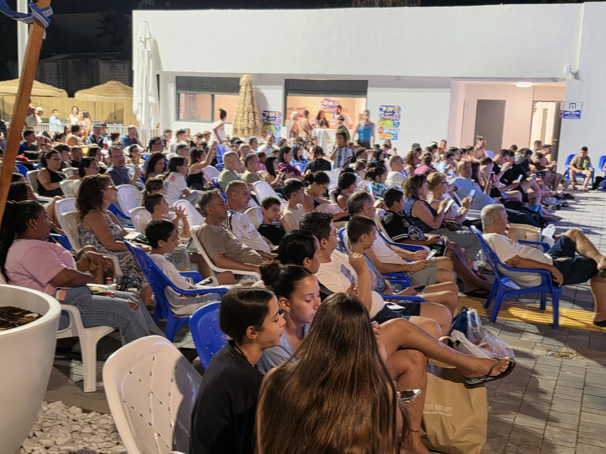 צופים בבריכה