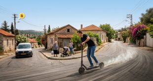 קורקינט דוהר ברחובות מושבה